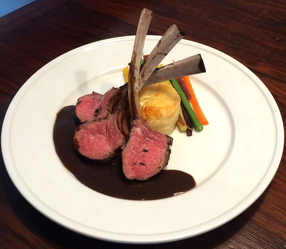 Grilled lamb chops with mint sauce